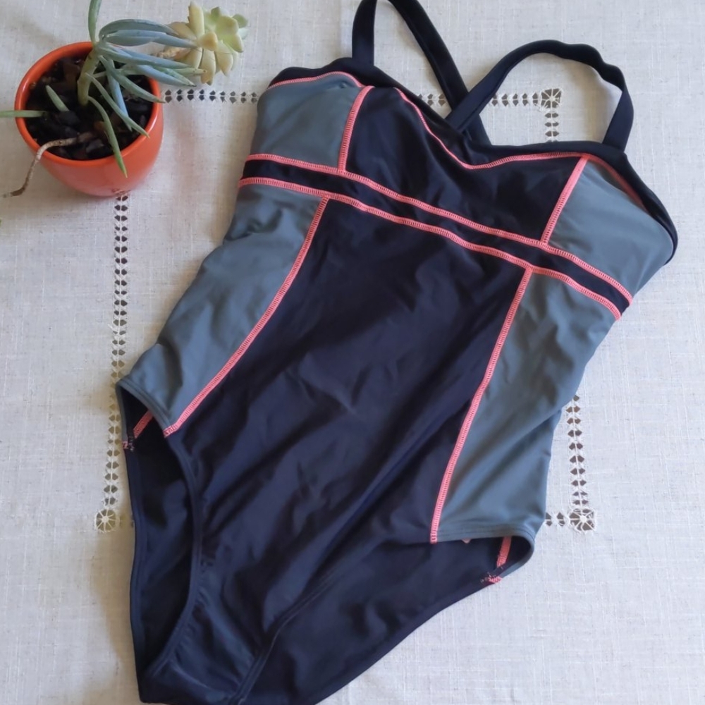 Wantdo One Piece Swimsuit. (Box#2)